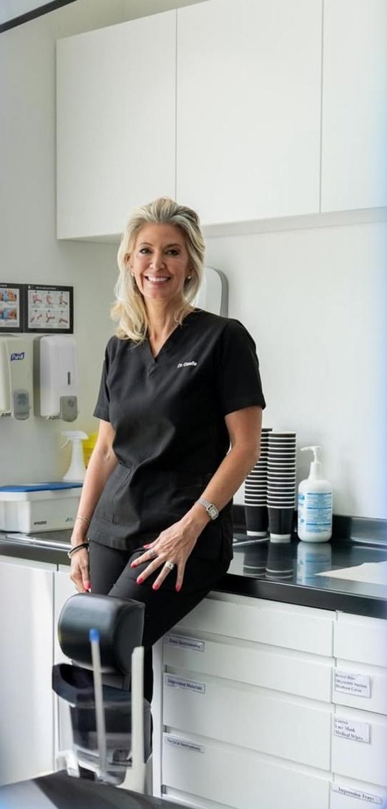 Dr Gaëlle Palomares dans son cabinet de la Happiness Clinic